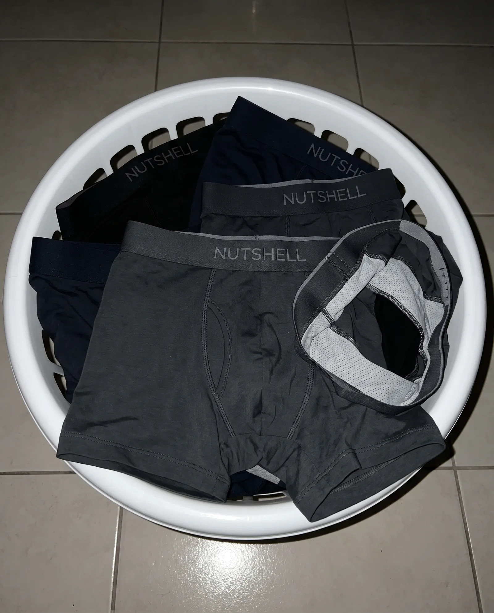 Wasmand vol met boxershorts in drie kleuren